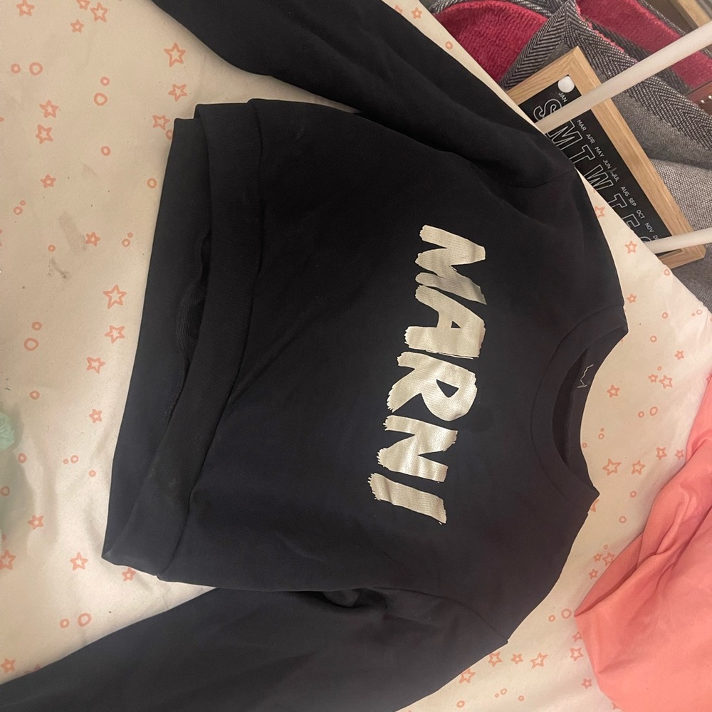 Marni kids sweat shirt has a little stain on top other than that good condition!